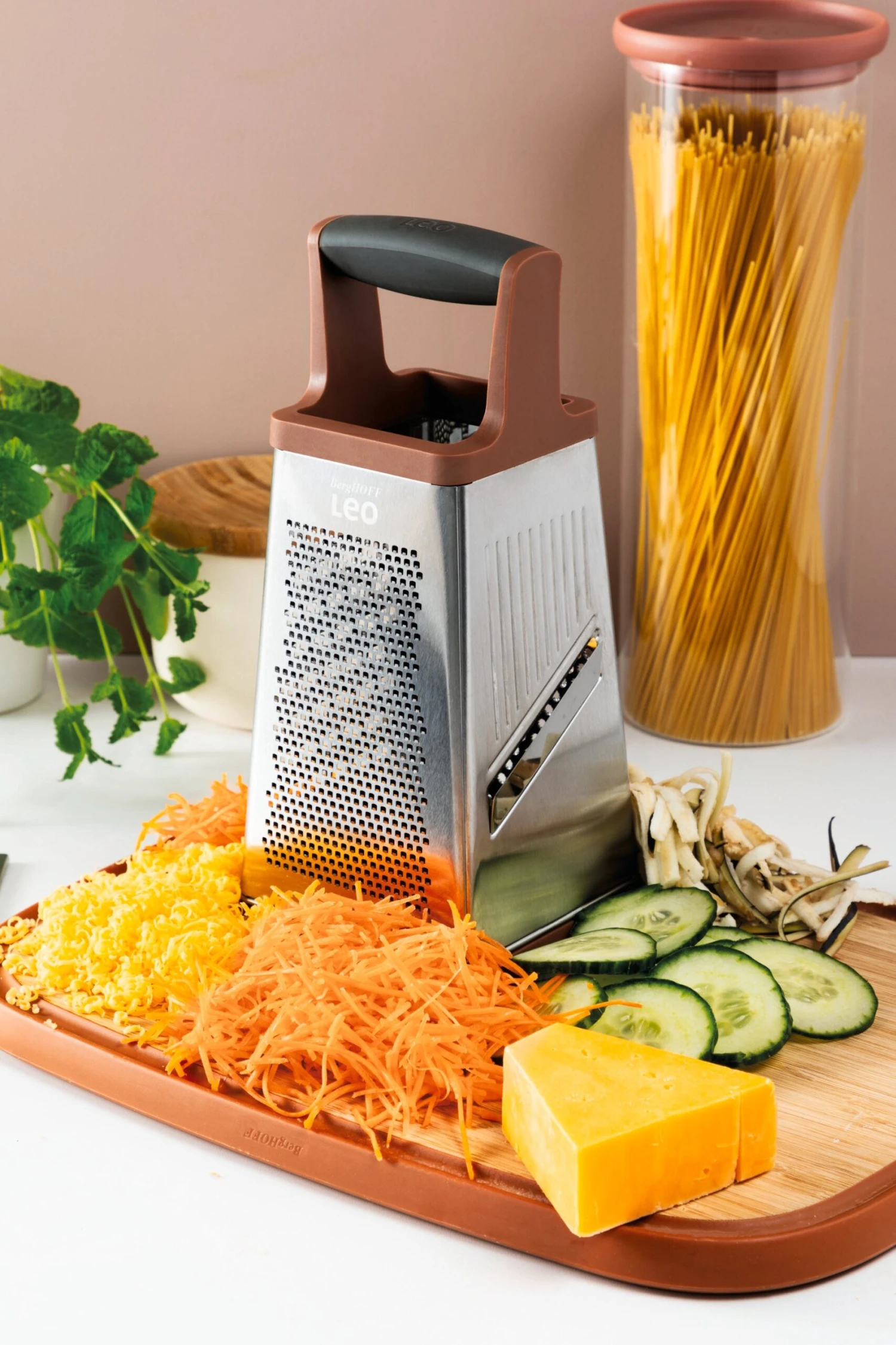 BergHOFF Leo 4-sided Box Grater 10", Pink 5 BergHOFF Leo 4-sided Box Grater 10", Pink - Image 3