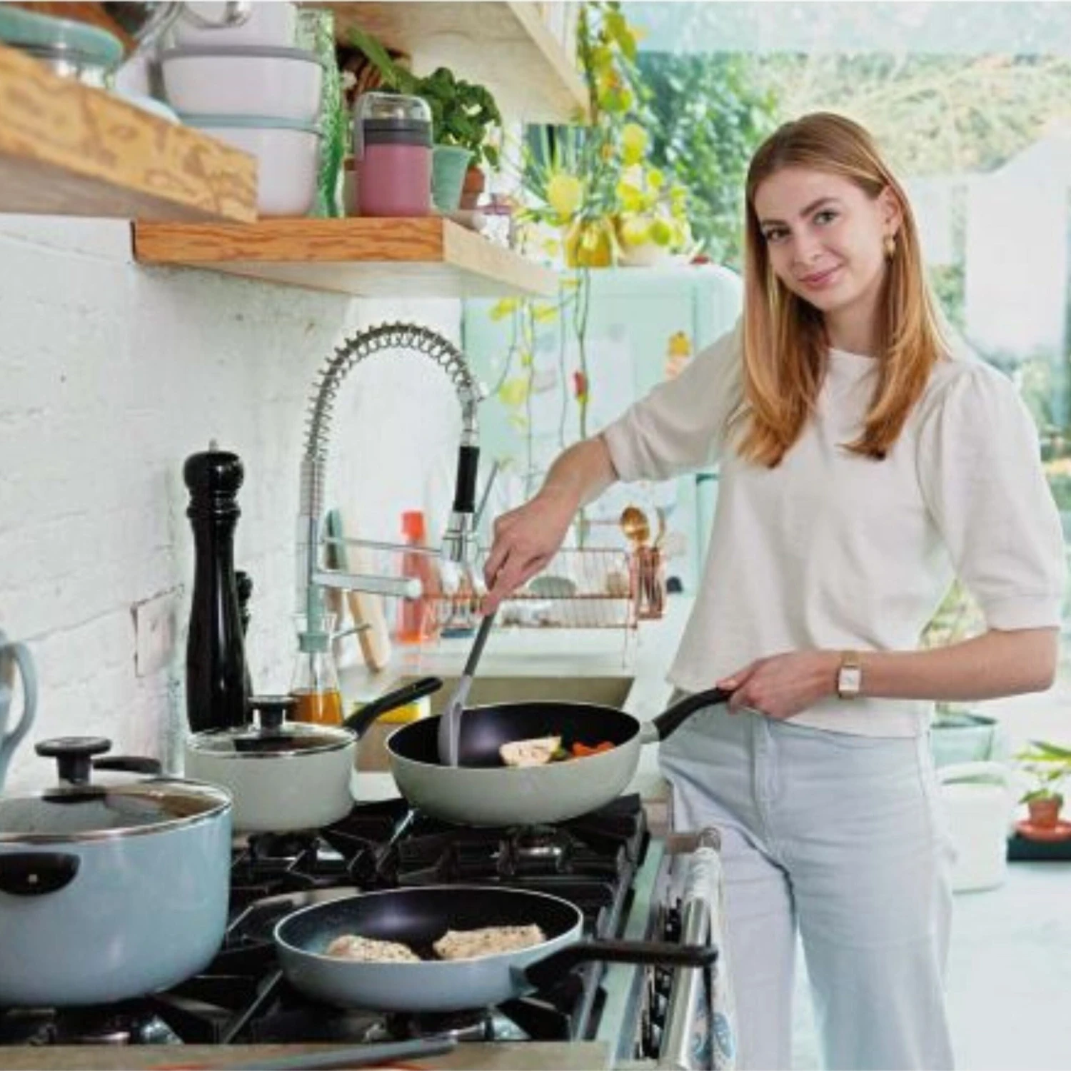 BergHOFF LEO Non-stick Aluminum Stockpot 9.5", 5.9qt. With Glass Lid, Sage 9 BergHOFF LEO Non-stick Aluminum Stockpot 9.5", 5.9qt. With Glass Lid, Sage - Image 7