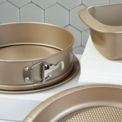 BergHOFF Balance Non-stick Carbon Steel Springform Pan 9" 13 BergHOFF Balance Non-stick Carbon Steel Springform Pan 9" -BergHOFF Shop 3950555 06 826135c5 0842 47fa a489 c191c3bab9d4