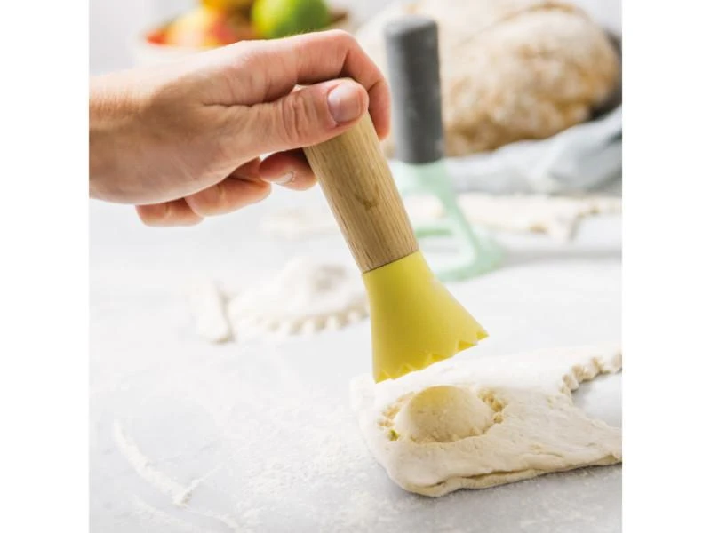 BergHOFF Leo 2" Nylon Mini Ravioli Stamp, Yellow 4 BergHOFF Leo 2" Nylon Mini Ravioli Stamp, Yellow - Image 2